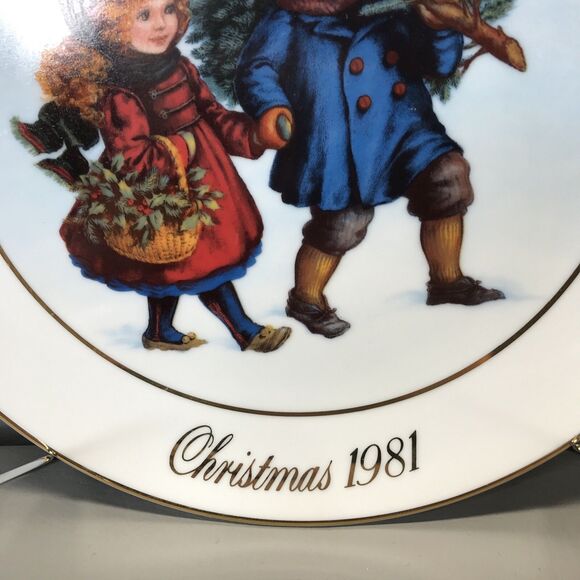 1981 Avon First Edition Sharing the Christmas Spirit Christmas Memories 9" Plate - Picture 2 of 6